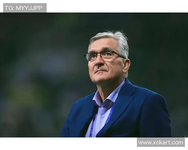 足球明星在家中加练提升技艺展现不懈努力与拼搏精神